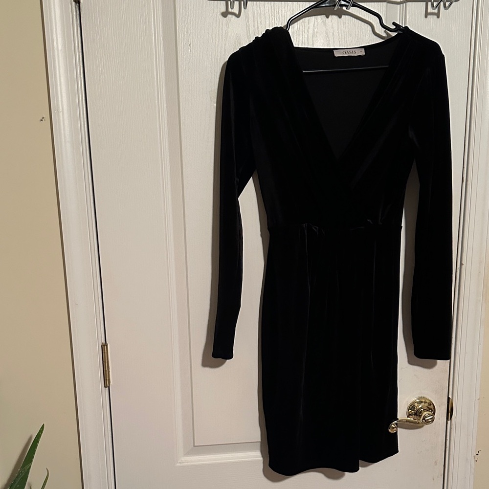 Oasis Black Velvet Long Sleeve Dress